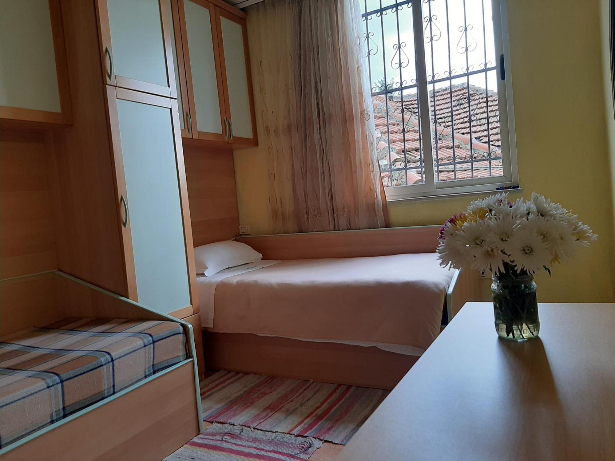Enki'S Guesthouse Тирана Экстерьер фото